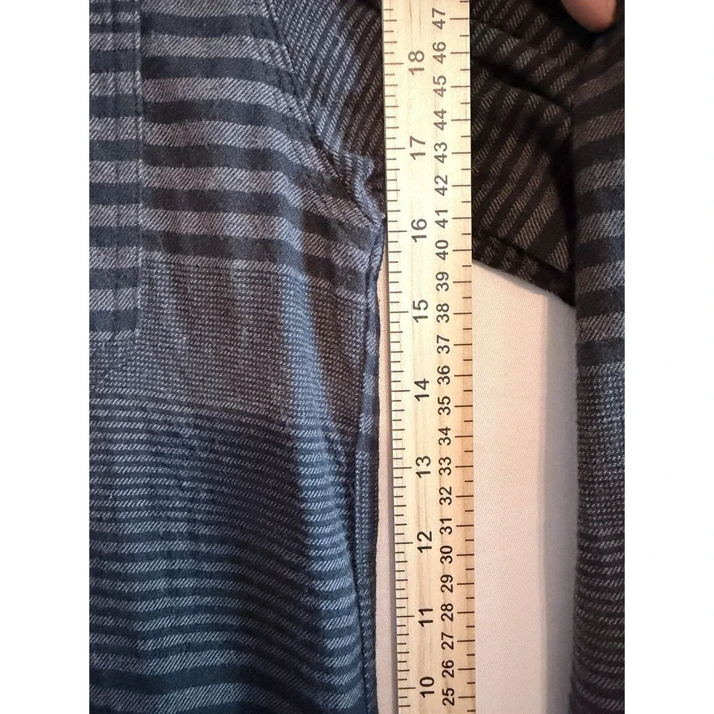 Levis Mens Large Gray Button Up Shirt Striped Casual Travel Regular Fit